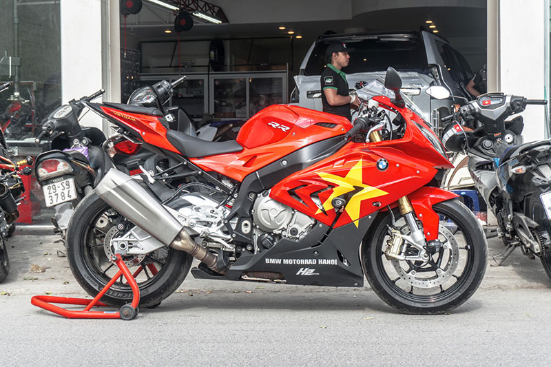 Dàn xe độ tem cổ vũ U23 Việt Nam trước trận chung kết